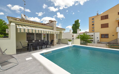 Goga: Nuage, L'Eau, Ciel, Propriété, Bâtiment, Piscine, Plante, Bleu Azur, Chaise, Fenêtre