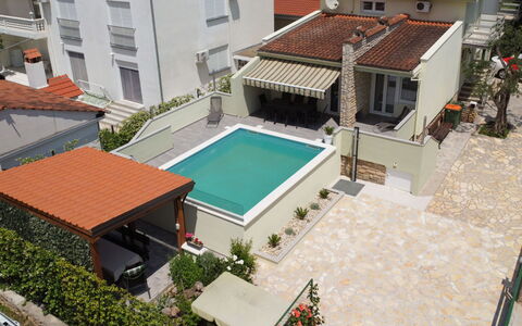 Goga: Bâtiment, Propriété, Fenêtre, Design Urbain, Plante, Loisir, Condominium, Immobilier, Paysage, Ville