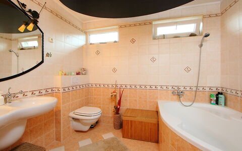 Bocskai: Marron, Luminaire Plomberie, Propriété, Robinet, Salle De Bains, Toilette, Évier, Baignoire, Design Intérieur, Éclairage