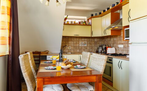 Bocskai: Table, Meubles, Propriété, Cabinetry, Comptoir, Bâtiment, Bois, Orange, Éclairage, Vaisselle