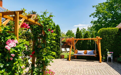 Bocskai: Fleur, Plante, Ciel, Bâtiment, Arbre, Nuage, Herbe, Maison, Loisir, Paysage