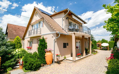 Bocskai: Nuage, Plante, Bâtiment, Ciel, Propriété, Fenêtre, Maison, Arbre, Architecture, Lot Terre