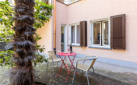 Ronco Sopra Ascona 75: Fenêtre, Bâtiment, Propriété, Plante, Meubles, Table, Chaise, Bois, Mobilier De Jardin, Pot De Fleur