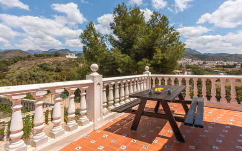Romeral: Nuage, Ciel, Propriété, Table, Bois, Arbre, Clôture, Mobilier De Jardin, Paysage Naturel, Végétation