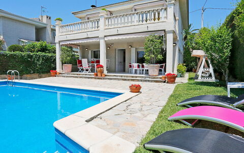 Annamaria: L'Eau, Ciel, Propriété, Plante, Bâtiment, Piscine, Ombre, Architecture, Arbre, Herbe