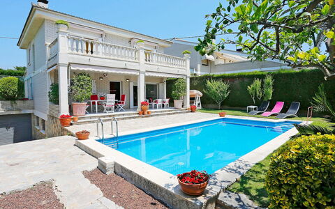 Annamaria: L'Eau, Ciel, Propriété, Plante, Bâtiment, Piscine, Bleu Azur, Arbre, Chaise, Plan D'Eau