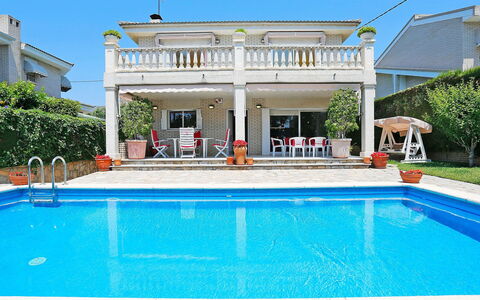 Annamaria: L'Eau, Plante, Ciel, Propriété, Piscine, Bleu, Chaise, Ombre, Plan D'Eau