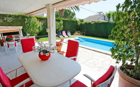 Annamaria: Table, Plante, Meubles, Propriété, Chaise, Pot De Fleur, Mobilier De Jardin, Ombre, Plante D'Appartement, Architecture