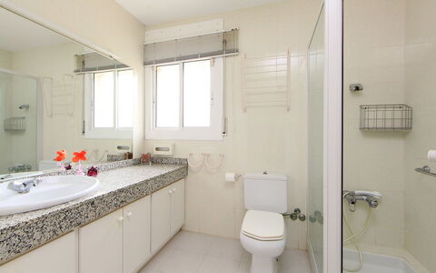 Annamaria: Luminaire Plomberie, Robinet, Miroir, Évier, Propriété, Lavabo, Salle De Bains, Siège De Toilette, Bâtiment, Fenêtre