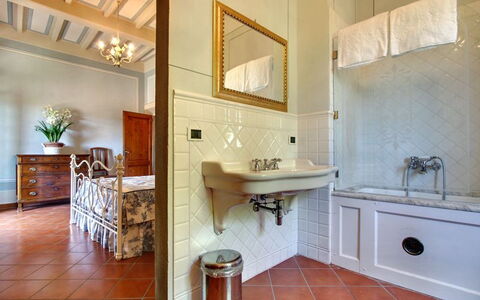 Villa Stolli: Salle De Bains, Pièce, Propriété, Sol, Design Intérieur, Bâtiment, Meubles, Tuile, Maison, Immobilier