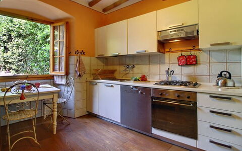 Villa Acacia: Comptoir, Pièce, Cuisine, Propriété, Cabinetry, Meubles, Bâtiment, Maison, Parquet, Sol