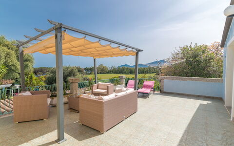 Surphinia: Ciel, Bâtiment, Nuage, Plante, Table, Ombre, Maison, Mobilier De Jardin, Tableau De Plein Air, Arbre