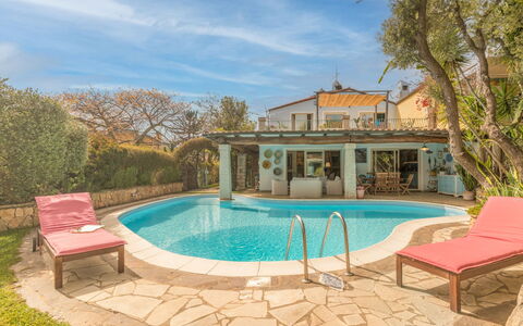 Surphinia: L'Eau, Ciel, Nuage, Piscine, Plante, Bâtiment, Bleu Azur, Fenêtre, Arbre, Mobilier De Jardin