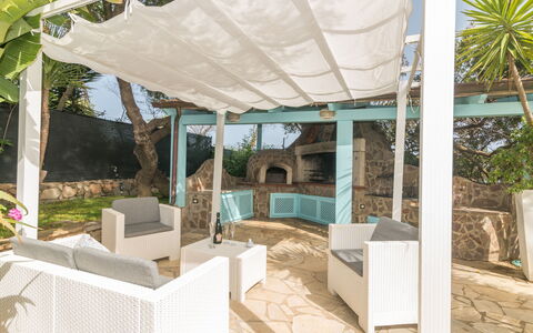 Surphinia: Propriété, Plante, Ombre, Architecture, Design Intérieur, Chaise, Bâtiment, Paysage, Loisir, Immobilier