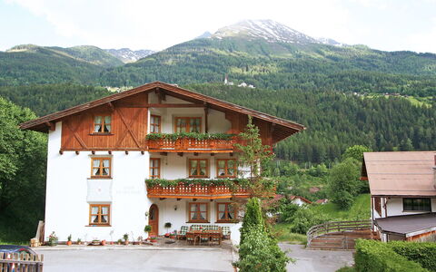 Quadratsch: Ciel, Plante, Nuage, Bâtiment, Montagne, Fenêtre, Arbre, Maison, Paysage Naturel, Loisir