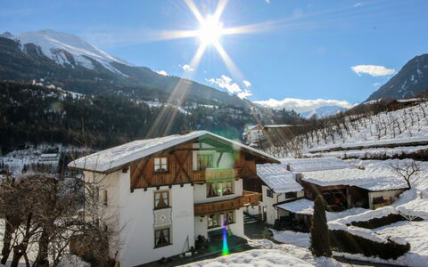 Quadratsch: Ciel, Bâtiment, Montagne, Propriété, Neige, Fenêtre, Nuage, Pente, Maison, Arbre