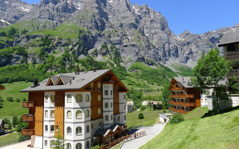 Leukerbad 480: Ciel, Plante, Bâtiment, Montagne, Propriété, La Nature, Paysage Naturel, Lot Terre, Maison, Fenêtre
