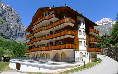 Leukerbad 480: Ciel, Bâtiment, Plante, Arbre, Montagne, Design Urbain, Ville, Maison, Façade, Paysage