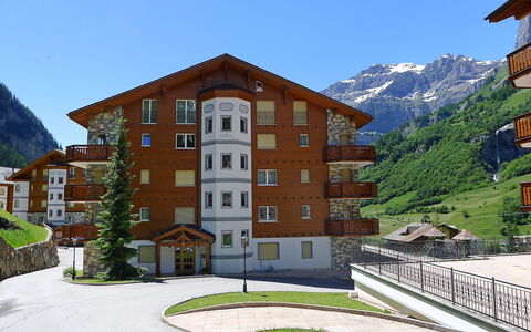 Leukerbad 480: Ciel, Bâtiment, Plante, Montagne, Propriété, Fenêtre, Maison, Design Urbain, Quartier, Arbre