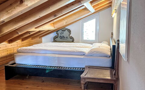 Leukerbad 480: Bois, Design Intérieur, Plafond, Sol, Chambre, Sol, Meubles, Grenier, Pièce, Lit
