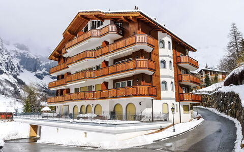 Leukerbad 480: Ciel, Bâtiment, Plante, Propriété, Arbre, Montagne, Design Urbain, Façade, Condominium, Ville