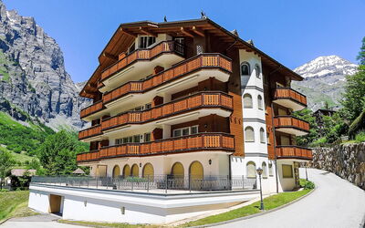 Leukerbad 480: Ciel, Bâtiment, Plante, Propriété, Arbre, Montagne, Design Urbain, Façade, Condominium, Ville
