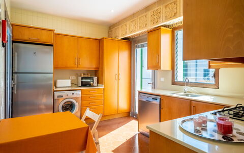 Can Verd: Cabinetry, Comptoir, Meubles, Bâtiment, Appareil De Cuisine, Cuisinière, Cuisine, Électroménager, Bois, Réfrigérateur