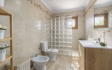 Villa Rosa: Sol, Salle De Bains, Sol, Luminaire Plomberie, Design Intérieur, Tuile, Plomberie, Évier, Toilette, Pièce