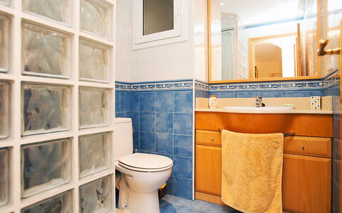 Mariola: Miroir, Propriété, Luminaire Plomberie, Évier, Siège De Toilette, Salle De Bains, Toilette, Violet, Design Intérieur, Armoire De Toilette