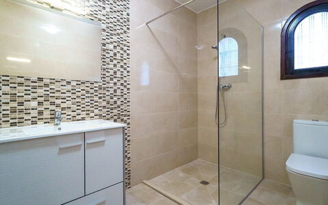 Forest: Luminaire Plomberie, Propriété, Porte De Douche, Salle De Bains, Douche, Tete De Douche, Éclairage, Design Intérieur, Architecture