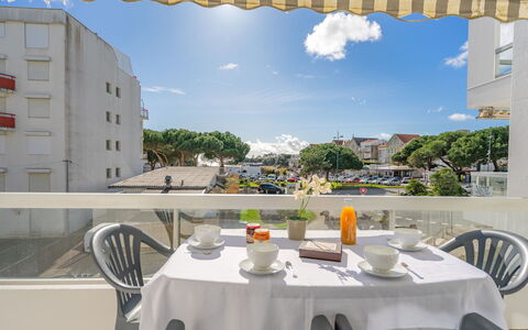 La Plage: Nuage, Table, Ciel, Meubles, Propriété, Jour, Vaisselle, Chaise, Bâtiment, Design Intérieur
