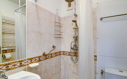 Les Quais de L'Amirauté: Propriété, Luminaire Plomberie, Miroir, Salle De Bains, Robinet, Bois, Design Intérieur, Sol, Mur, Sol