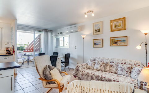 Les Quais de L'Amirauté: Cadre, Meubles, Propriété, Canapé, Bois, Salon, Éclairage, Fenêtre, Sol, Design Intérieur