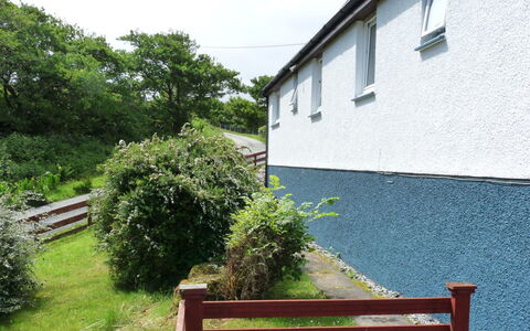 Alan'S House: Plante, Fenêtre, Ciel, Vert, Bâtiment, Extérieur Banc, Arbre, Paysage Naturel, Lot Terre, Chalet