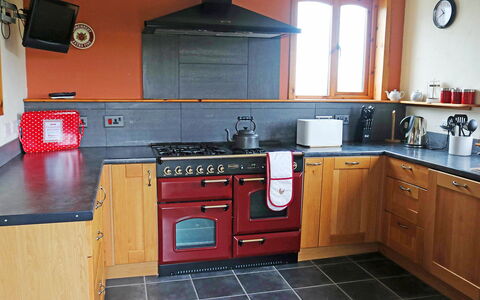 Fiskavaig: Cabinetry, Comptoir, Evier, Appareil De Cuisine, Cuisinière, Cuisine, Fenêtre, Électroménager, Bleu, Évier