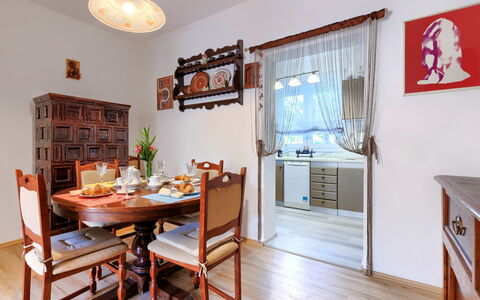 Marija: Meubles, Cabinetry, Table, Bois, Chaise, Design Intérieur, Cuisine, Sol, Tache De Bois, Sol