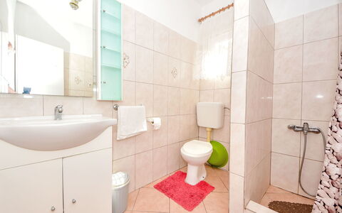 Tino: Miroir, Propriété, Luminaire Plomberie, Évier, Salle De Bains, Robinet, Lavabo, Violet, Bâtiment, Design Intérieur