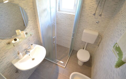 Ivan: Luminaire Plomberie, Lavabo, Robinet, Miroir, Évier, Bâtiment, Salle De Bains, Violet, Bois, Maison