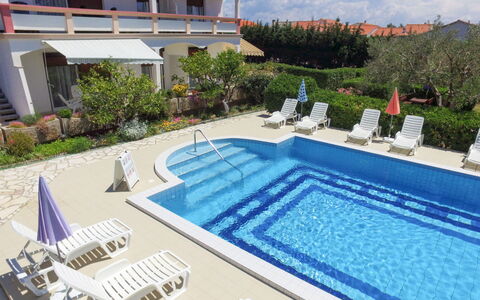 Ivan: L'Eau, Plante, Bâtiment, Ciel, Piscine, Bleu Azur, Bleu, Nuage, Fenêtre, Mobilier De Jardin