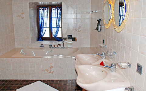 1000 e 1 Notte: Robinet, Luminaire Plomberie, Propriété, Évier, Lavabo, Miroir, Fenêtre, Salle De Bains, Violet