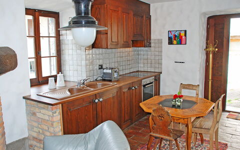1000 e 1 Notte: Cabinetry, Propriété, Meubles, Comptoir, Table, Cuisine, Bois, Éclairage, Chaise, Bâtiment