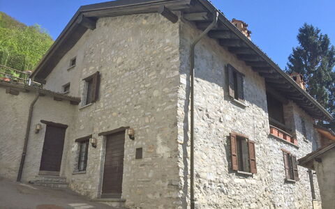 1000 e 1 Notte: Ciel, Fenêtre, Bâtiment, Plante, Maison, Porte, Chalet, Façade, Arbre