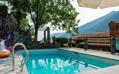 1000 e 1 Notte: L'Eau, Propriété, Piscine, Ciel, Bleu Azur, Bleu, Plante, Arbre, Plan D'Eau, Loisir