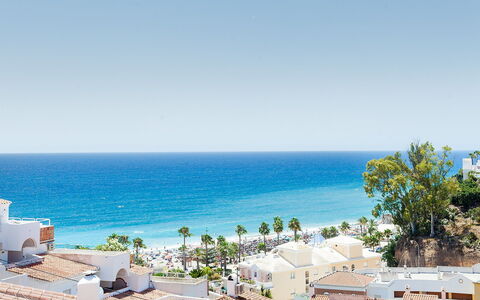 Nerja Penthouse: L'Eau, Ciel, Propriété, Bâtiment, Plante, Station Balnéaire, Bleu Azur, Arecales, Maison, Arbre