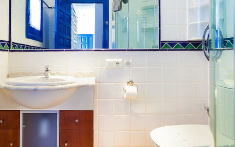 Nerja Penthouse: Robinet, Miroir, Évier, Luminaire Plomberie, Propriété, Lavabo, Armoire De Toilette, Violet, Salle De Bains, Bleu Azur