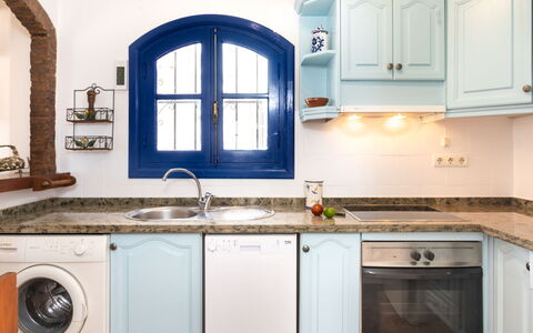 Nerja Penthouse: Cabinetry, Propriété, Evier, Comptoir, Robinet, Blanc, Évier, Cuisine, Cuisinière, Produit