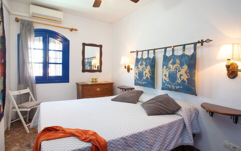 Nerja Penthouse: Meubles, Propriété, Cadre, Fenêtre, Confort, Bois, Bleu Azur, Textile, Cadre De Lit, Table
