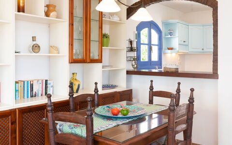 Nerja Penthouse: Table, Propriété, Meubles, Cabinetry, Bleu Azur, Fenêtre, Bois, Étagère, Design Intérieur, Éclairage