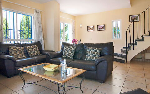 Villa Pueblo Jara: Meubles, Canapé, Table, Propriété, Cadre, Bleu Azur, Fenêtre, Plante D'Appartement, Éclairage, Design Intérieur