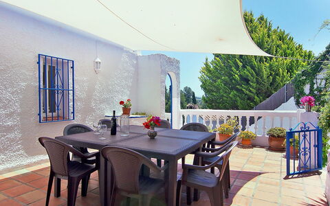 Villa Pueblo Jara: Table, Meubles, Chaise, Ombre, Ciel, Tableau De Plein Air, Design Intérieur, Plante, Mobilier De Jardin, Sol